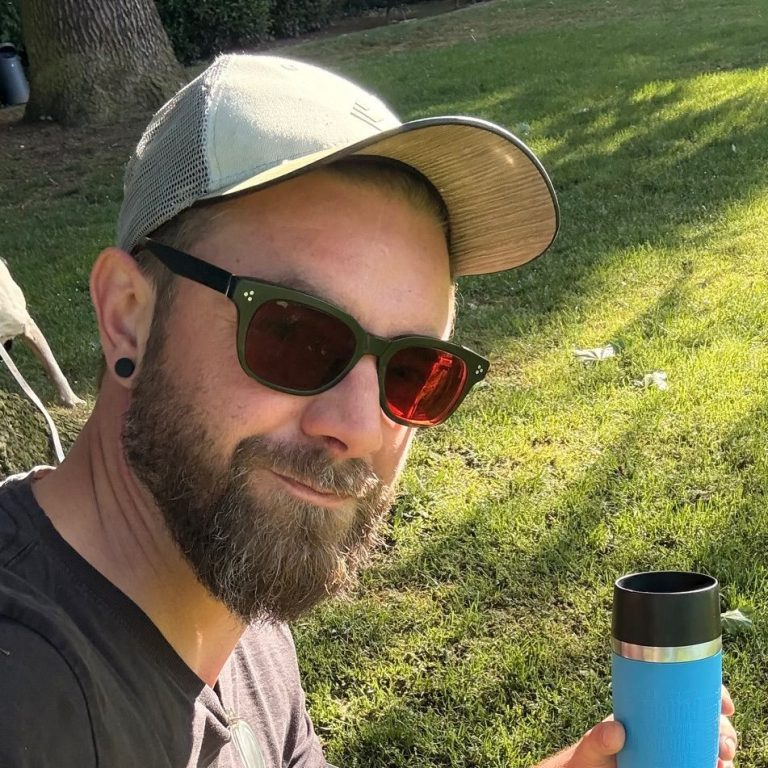 Foto von Sebastiaan. Er trägt eine Kappe und eune Knntenfilter-Sonnenbrille.